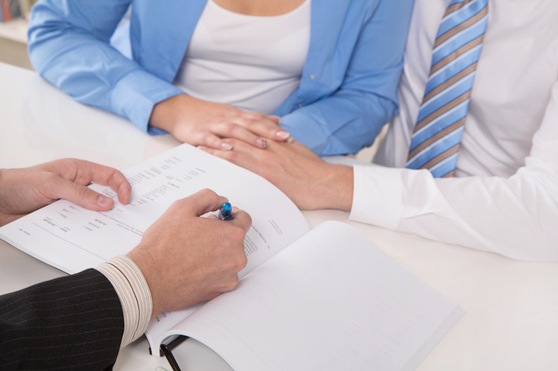 相談に来ている夫婦